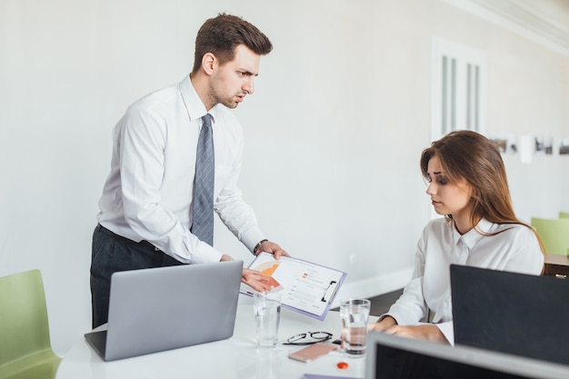 De chef houdt niet van het werk van zijn ondergeschikte en is boos op haar op collega's