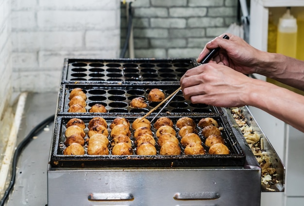 De chef-kok bakt octopusballen