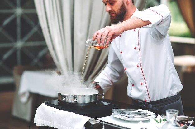 De chef-kok bereidt de foie gras voor de gasten.