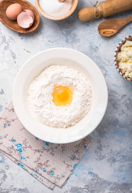 De chef-kok bereidt deeg in de keuken