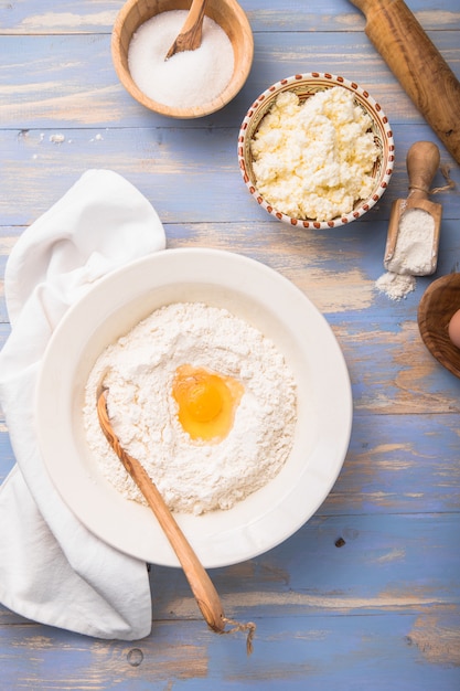 De chef-kok bereidt deeg in de keuken