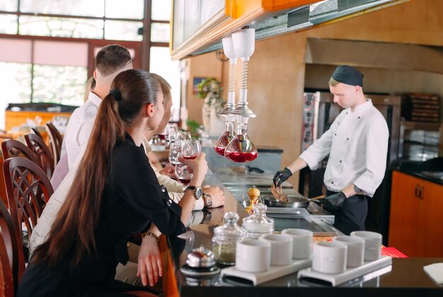 De chef-kok bereidt eten voor de bezoekers in het restaurant.