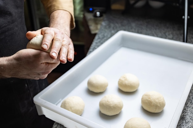 de chef-kok bereidt heerlijke pizza's in het restaurant. Detailopname