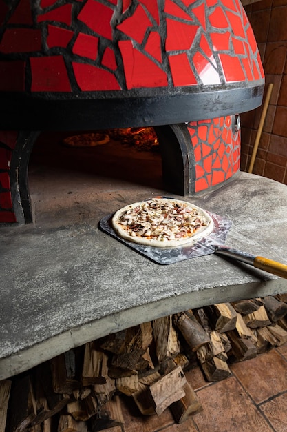 de chef-kok bereidt heerlijke pizza's in het restaurant. Detailopname