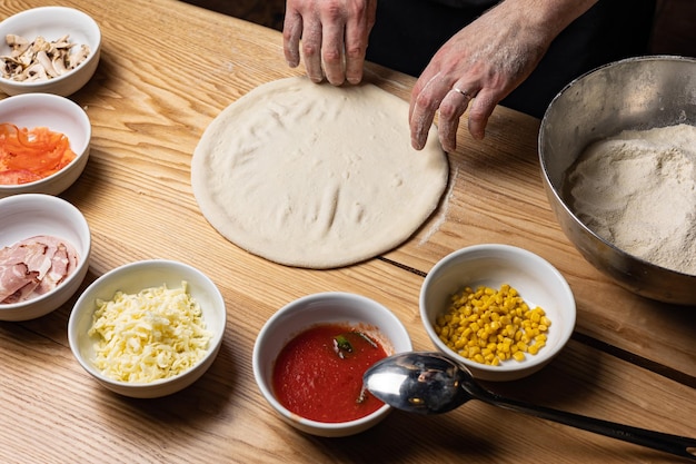 de chef-kok bereidt heerlijke pizza's in het restaurant. Detailopname