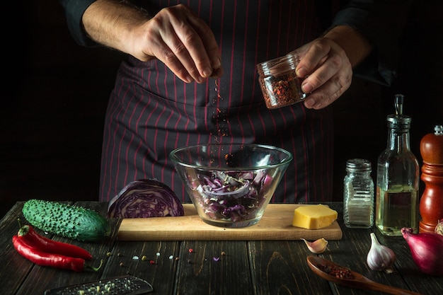 De chef-kok voegt aromatische smaakmakers toe aan vegetarische gerechten