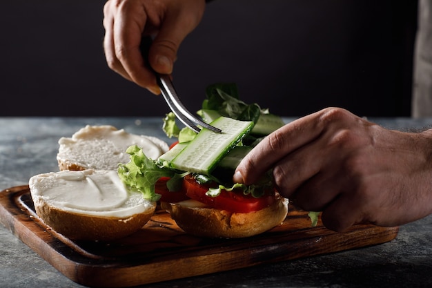 De chef kookt hamburgers in het restaurant