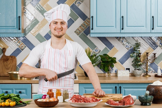 De chef presenteert iets in de keuken.