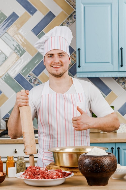 De chef presenteert iets in de keuken.