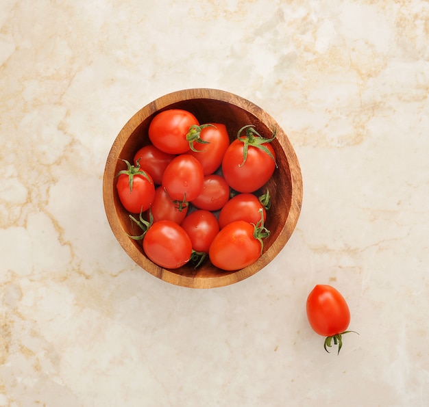 De cherrytomaten in een houten kom