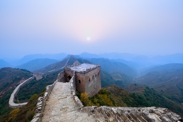 De Chinese muur bij zonsopgang