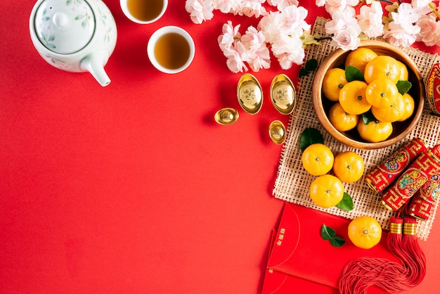 De Chinese nieuwe decoratie van het jaarfestival op rood