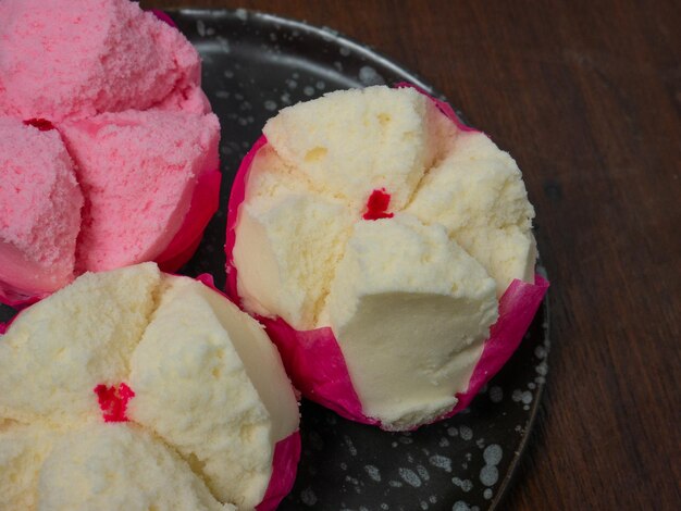 De Chinese pluizige rijstmeelcake op houten tafel voor de feestdag