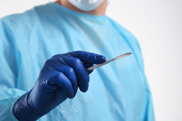 De chirurg van de mens heeft een scalpel