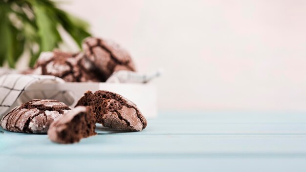 De chocoladekoekjes van de vooraanzicht met exemplaarruimte