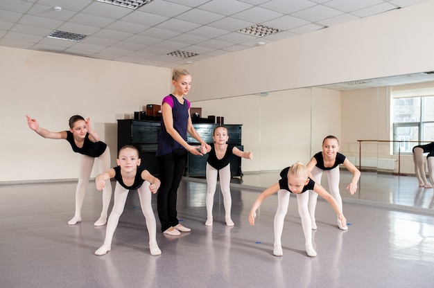 De choreograaf leert kinderen dansen.