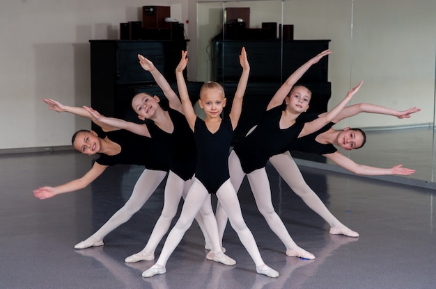 De choreograaf leert kinderen dansen.