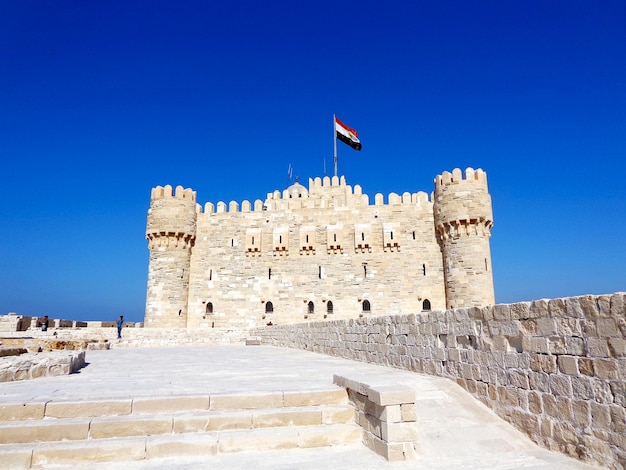 De citadel van Qaitbay tegen een heldere blauwe hemel.