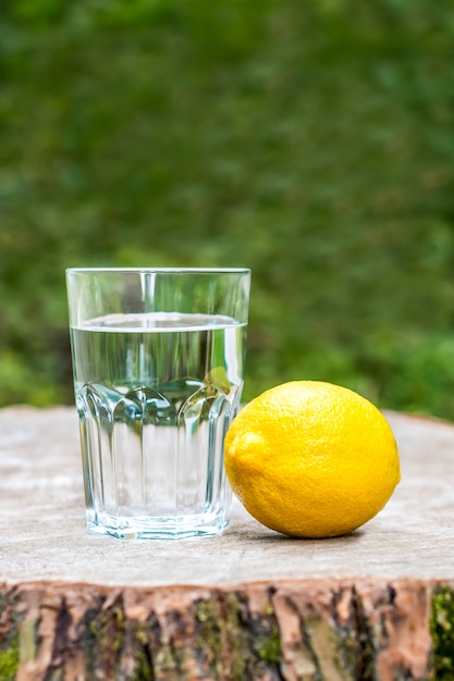 De citroen met een glas water