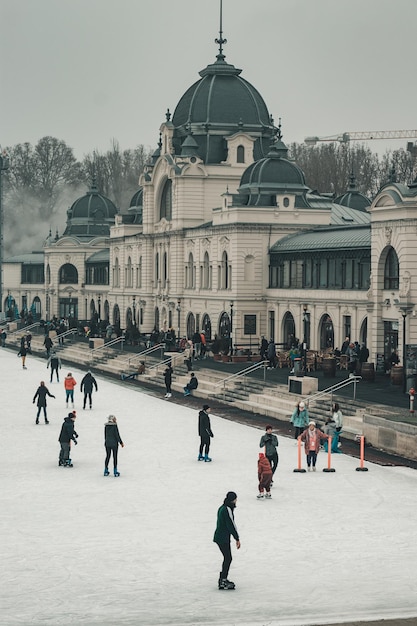 De City Park Ice Rink gelegen in het stadspark van de Hongaarse hoofdstad Boedapest