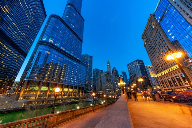 De cityscape rivierkant van Chicago van Riverwalk, horizon de VS van de binnenstad