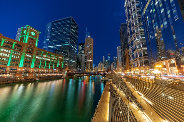 De cityscape van Chicago riverwalk rivierkant, horizon de van de binnenstad van de VS, Architectuur en de bouw met toeristenconcept