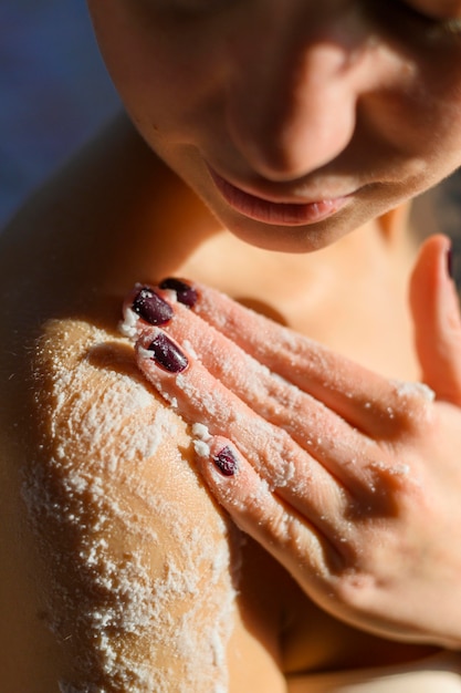 Foto de close-up die van vrouw lichaam toepassen schrobt