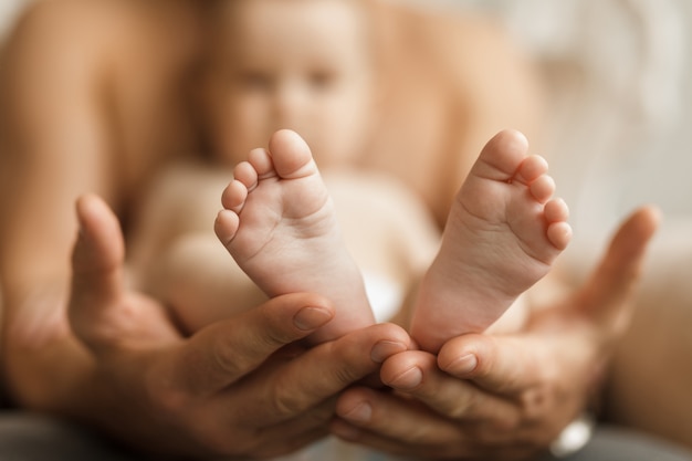 Foto de close-upbeeld van babyvoeten. achtergrond van ouderschap.