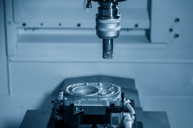 De CNC-freesmachine snijdt de aluminium gietstukken af met behulp van indexable endmill-gereedschappen Het productieproces van auto-onderdelen met behulp van het bewerkingscentrum met de Flat endmill- gereedschappen