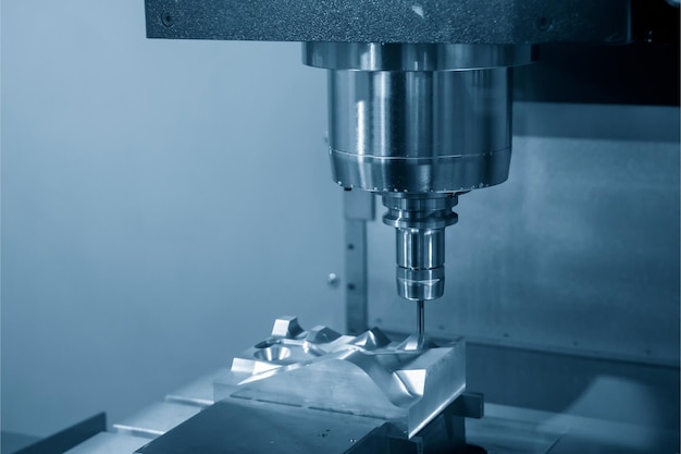 De CNC-freesmachine snijdt het deel van de injectievorm door middel van een massief kogel-eindmeulgereedschap.