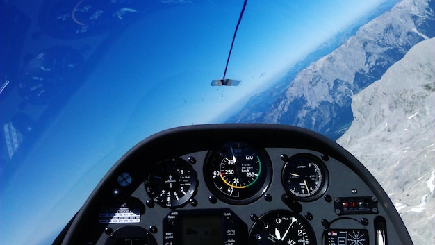 De cockpit van een zweefvliegtuig in de Oostenrijkse Alpen