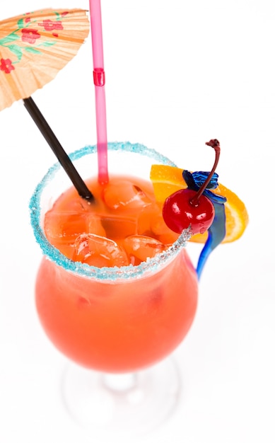 De cocktail van de close-upversheid met ijs in glas met het drinken van stro