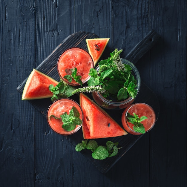 De cocktails drinken watermeloenmojito op een donkere houten mening van de lijstbovenkant