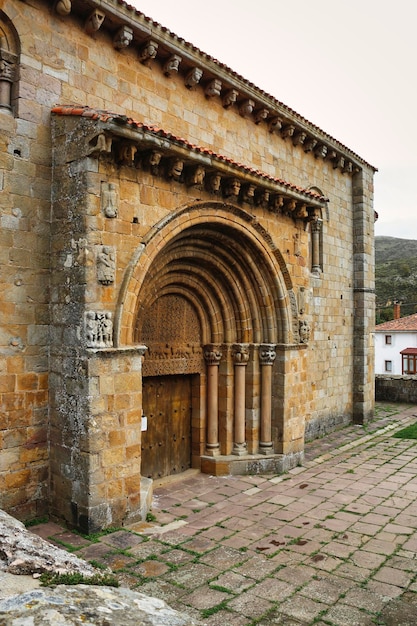 De collegiale kerk van San Pedro de Cervatos is een Romaanse katholieke kerk in Cervatos, Cantabrië, Spanje