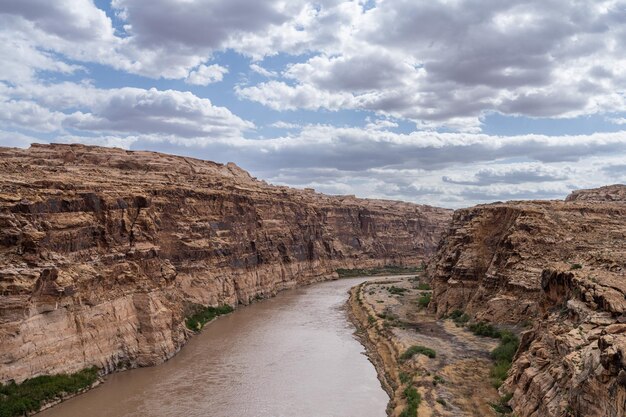 De Colorado rivier bij Hite Utah waar het vroeger in Lake Powell vloeide.