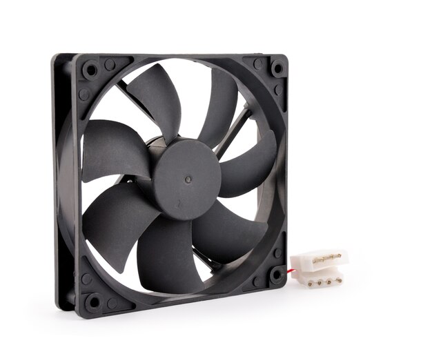 De computerventilator die op witte achtergrond wordt geïsoleerd