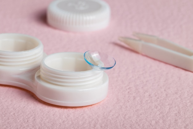 De contactlens bevindt zich op de lenscontainer