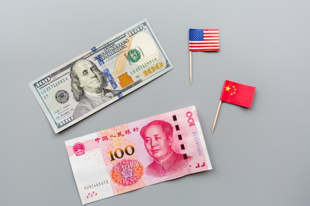 De creatieve hoogste meningsvlakte legt van de vlaggen van de VS en van China en de Amerikaanse dollar van het contante geld