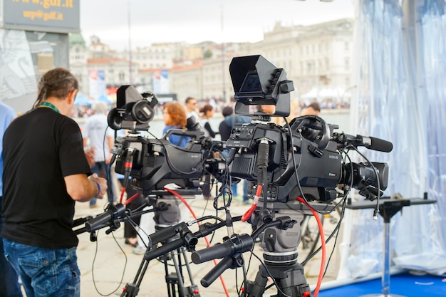 De crew van de RAI, Radiotelevisione italiana, bereidt de interviewset voor