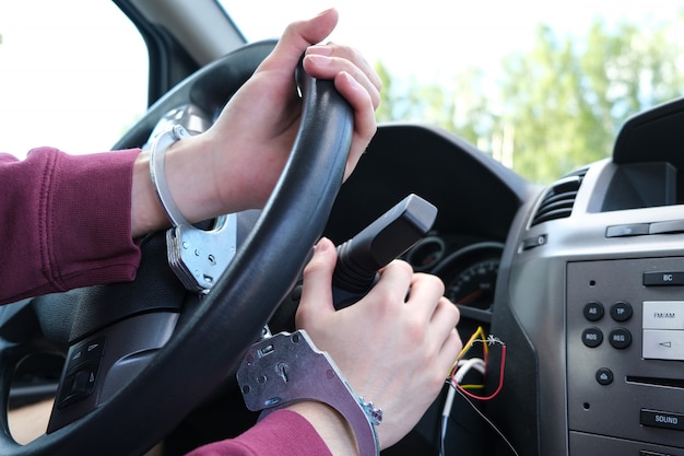 De crimineel werd betrapt op het stelen van een auto.