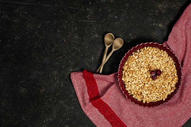 De crumble van de havermoutkers op een donkere achtergrond. Plaats voor tekst. Uitzicht van boven. Hoge kwaliteit foto