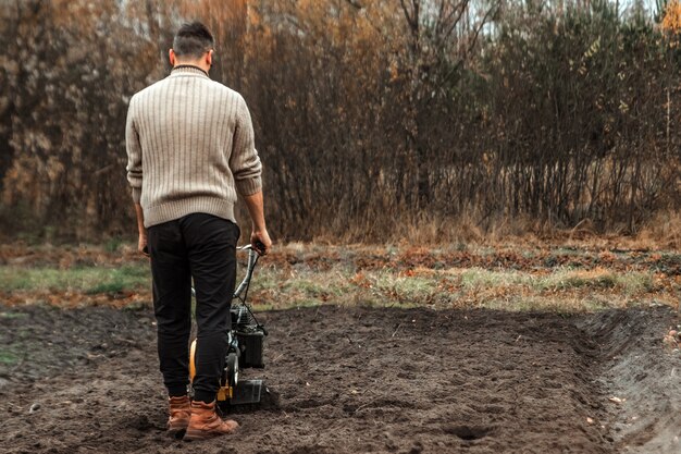 De cultivator maakt de grond los.