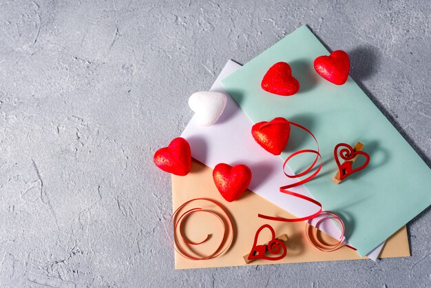 De dag abstracte achtergrond van Valentine met harten en linten met plaats voor uw tekst