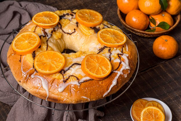 De dagcake van de hoge hoek heerlijke epiphany met sinaasappelen