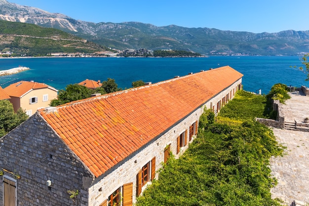 De daken van de oude binnenstad van Budva, Montenegro.