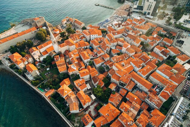De daken van de oude stad Budva een luchtfoto van een drone