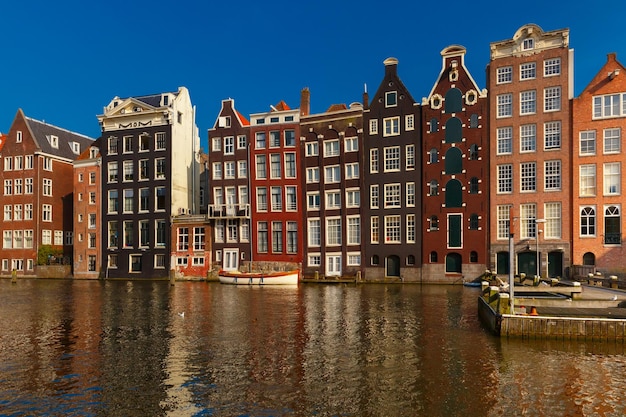 De dansende huizen aan de Amsterdamse gracht Damrak Holland Nederland