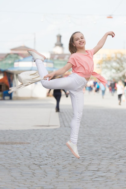 De danseres is op haar best Schattige straatdanseres Kleine danseres die balletsprong op straat uitvoert Kleine schattige meisjesdanseres danst op zomerdag