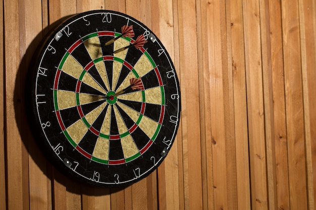 Foto de darts geïsoleerd op houten