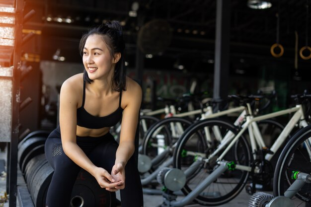 De de vrouwentraining van de vrouw in gymnastiekgeschiktheid het breken ontspant na de sport van de opleidingssport het gezonde levensstijl bodybuilding